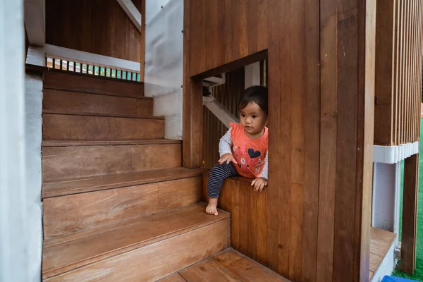 Retrato de una niña disfrutando — Foto de Stock