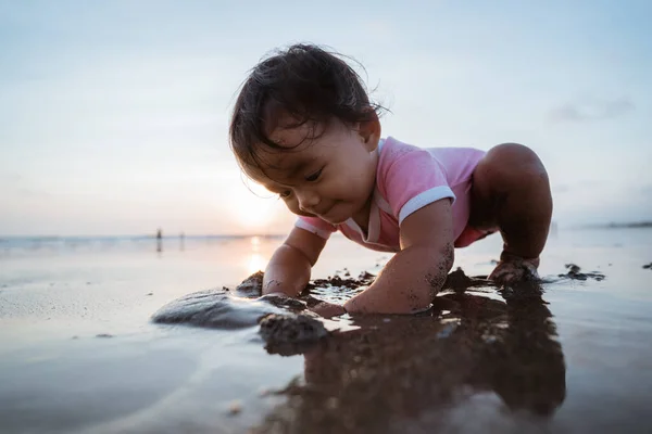 Kumla oynayan küçük bir kızın portresi — Stok fotoğraf