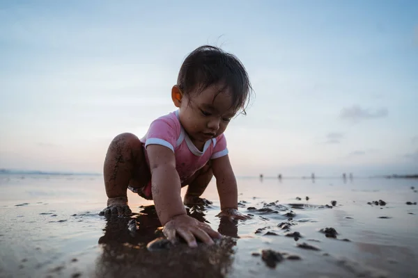 Kumla oynayan küçük bir kızın portresi — Stok fotoğraf