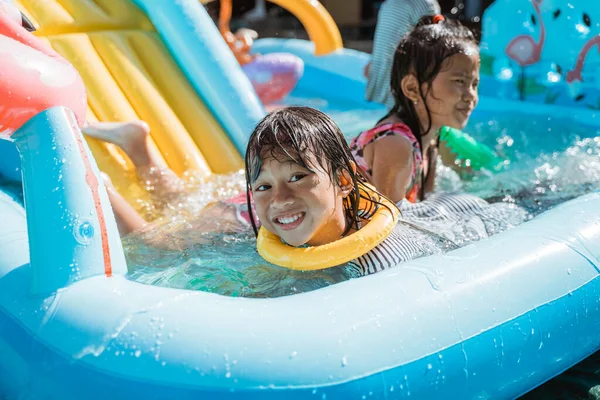Crianças muito feliz jogando slide de água — Fotografia de Stock