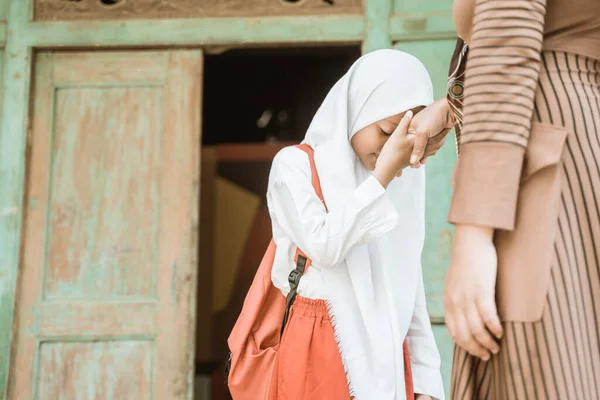 Musulmane étudiant serrer et baiser sa mère main avant d'aller à l'école — Photo