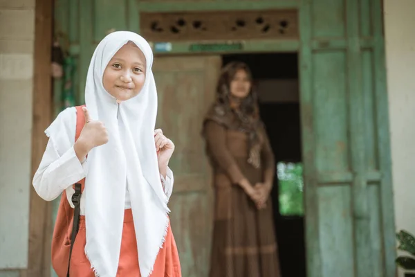 Heureux indonésien étudiant se préparer à l'école — Photo
