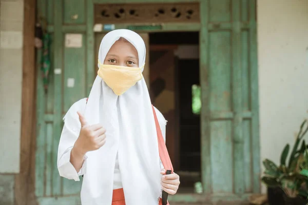 Indonesisch asiatisch grundschüler tragen ein masken — Stockfoto