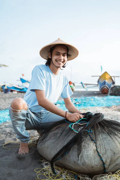 Porträt eines jungen männlichen Fischers — Stockfoto