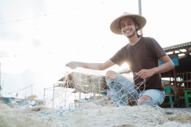 Genç bir balıkçının portresi.