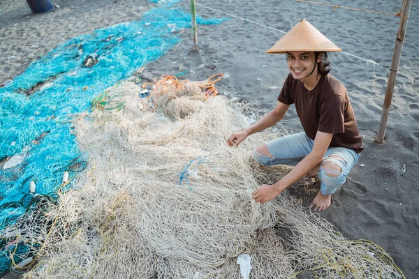 Portrait d'un jeune pêcheur masculin — Photo