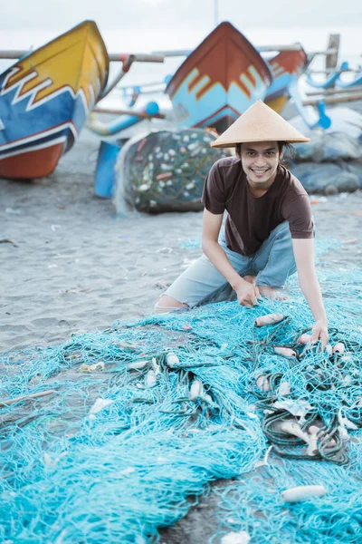 Portrait d'un jeune pêcheur masculin — Photo