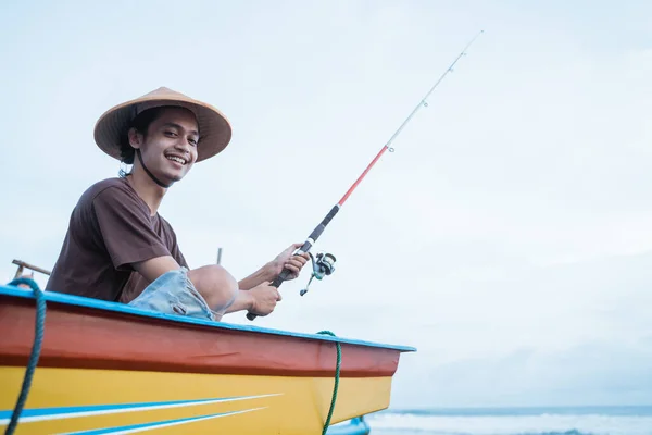 Retrato de um jovem pescador — Fotografia de Stock