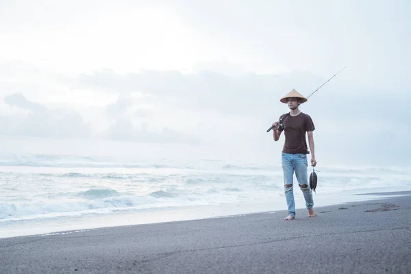 Porträt eines jungen Fischers, der allein geht — Stockfoto