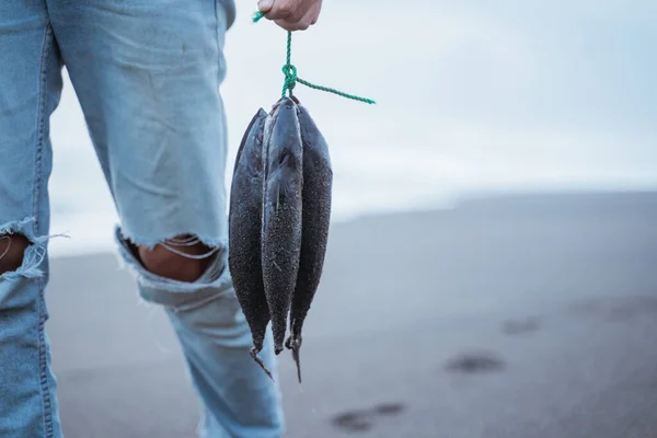 Närbild fiskare att få fisk — Stockfoto