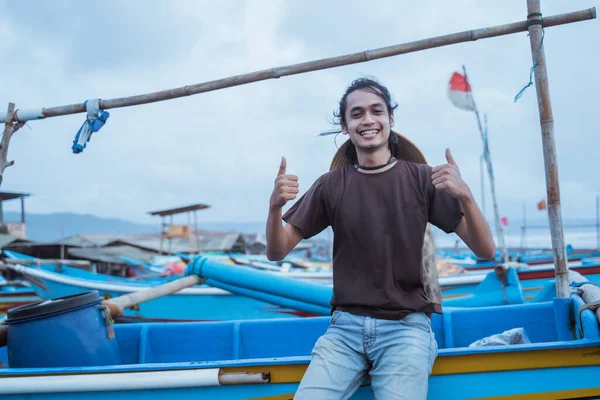 Porträt eines jungen männlichen Fischers — Stockfoto