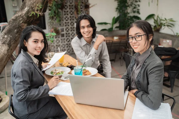 Asiatisk ung business team möte — Stockfoto