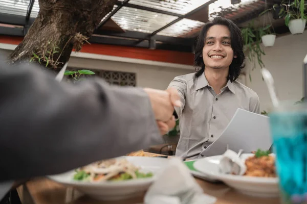 Joven hombre de negocios de la mano — Foto de Stock