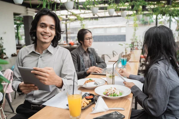 Retrato alegre de jovem asiático equipe de negócios — Fotografia de Stock