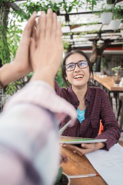 Genç Asyalı öğrencilerin portresi