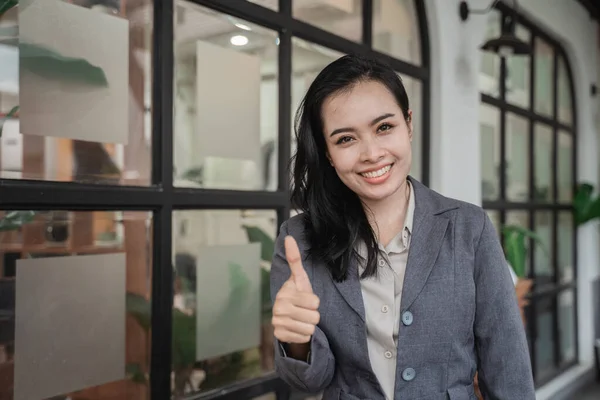 Retrato alegre de jovem asiático mulher de negócios — Fotografia de Stock