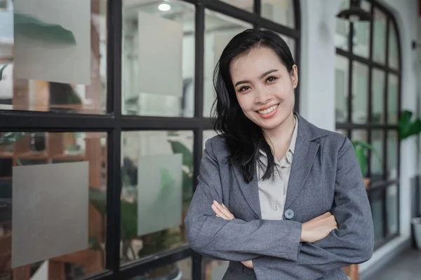 Porträtt glad av unga asiatiska affärskvinna — Stockfoto