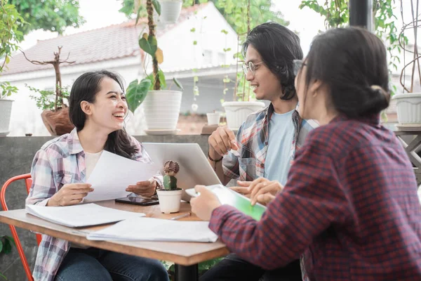 Portrait de jeunes étudiants asiatiques — Photo