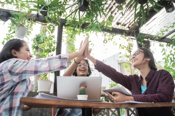 Ritratto di giovani studenti asiatici — Foto Stock