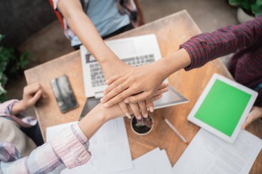 Eller yukarı genç Asyalı öğrenciler.