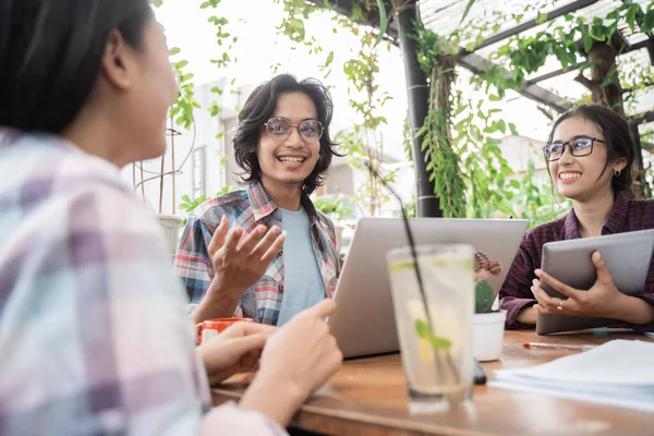 Portret van jonge Aziatische studenten — Stockfoto