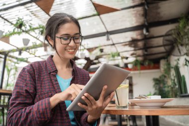 Asyalı genç bir öğrencinin portresi.