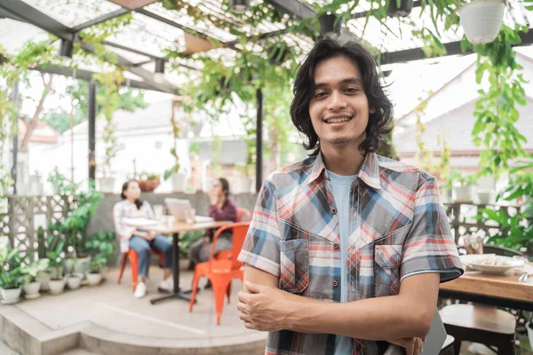 Portrait gai de jeunes étudiants asiatiques — Photo