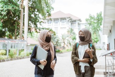 Portre öğrencileri maske takıyor.