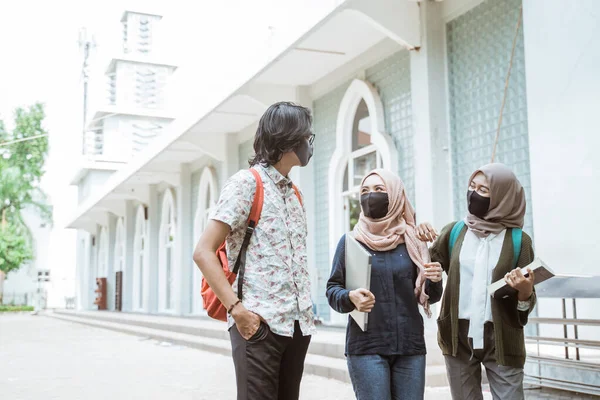 Portre öğrencileri maske takıyor.