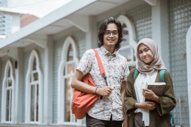 Portre öğrencileri kameraya bakıyor.