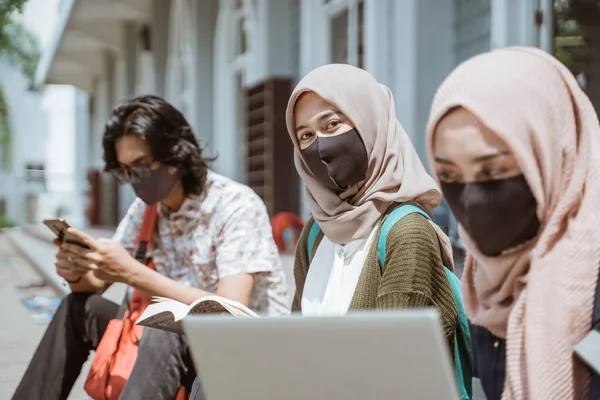 Portrét muslim nosí masky žákyně — Stock fotografie