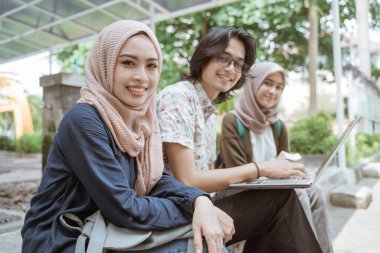 Portre öğrencileri birlikte fotoğraf makinesine bakıyorlar.