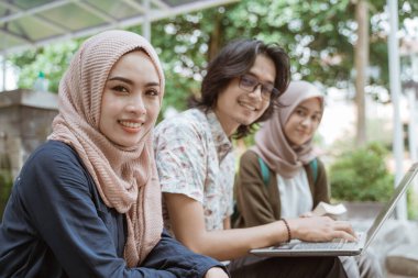 Portre öğrencileri birlikte fotoğraf makinesine bakıyorlar.