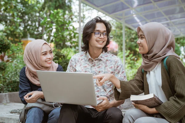 Portretstudenten in gesprek met laptop — Stockfoto