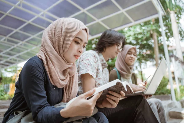 Portré muszlim diáklány, aki könyvet olvas. — Stock Fotó