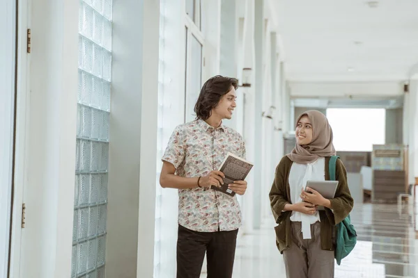 Étudiants en portrait discutant ensemble — Photo