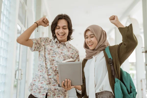 Retrato estudiante feliz sosteniendo una tableta — Foto de Stock