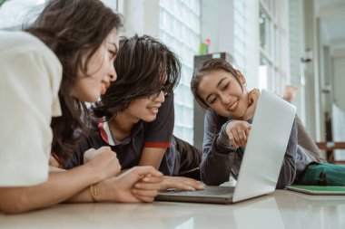 Portre eğlence öğrencileri grup olarak çalışırlar.