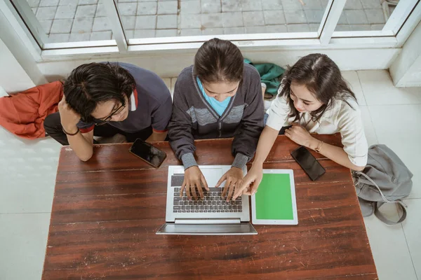 Portrait students working in groups — Stock Photo, Image