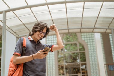 Çok mutlu ve gülümseyen bir öğrenci portresi