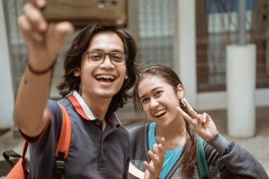 Portre öğrencileri çok mutlu ve gülümsüyor.