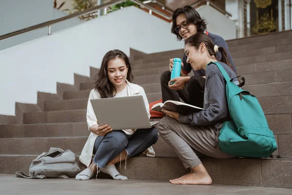 Studenti ritrattisti seduti a lavorare in gruppo — Foto Stock