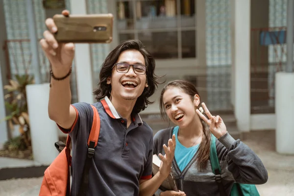 Portret uczniów bardzo szczęśliwy i uśmiechnięty zrobić selfie — Zdjęcie stockowe