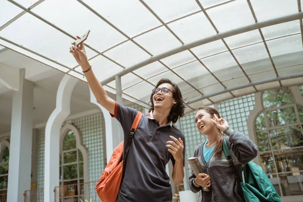 Πορτρέτο μαθητές πολύ χαρούμενος και χαμογελαστός τραβήξτε μια selfie — Φωτογραφία Αρχείου