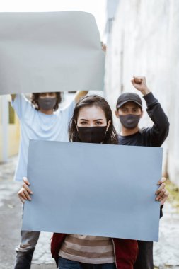 Portre öğrencileri ellerinde boş kağıtlarla gösteriler düzenliyorlar.