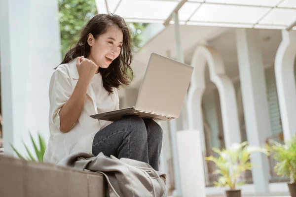 Portrét studentky velmi šťastný a usmívá se při pohledu na notebook — Stock fotografie