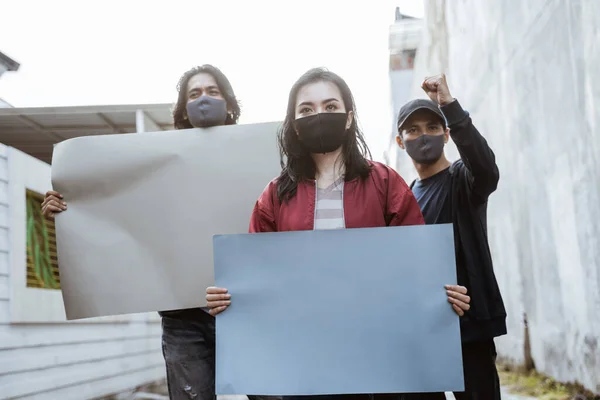 Studenci portretów z pustym papierem prowadzący demonstracje — Zdjęcie stockowe