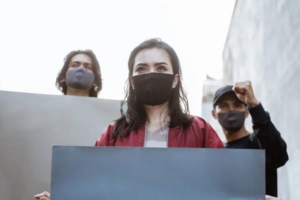 Portretstudenten met blanco papier die demonstraties geven — Stockfoto