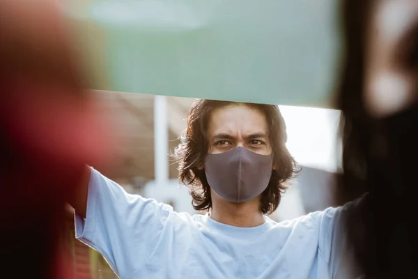 Estudiantes de retrato sosteniendo papel en blanco realizando demostraciones — Foto de Stock