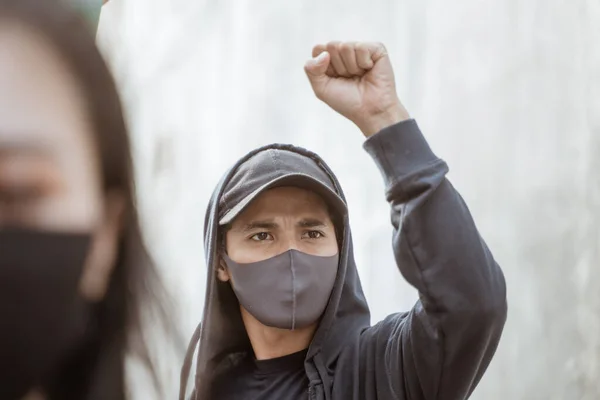 Portrætstuderende med ansigtsmaske, der udfører demonstrationer - Stock-foto